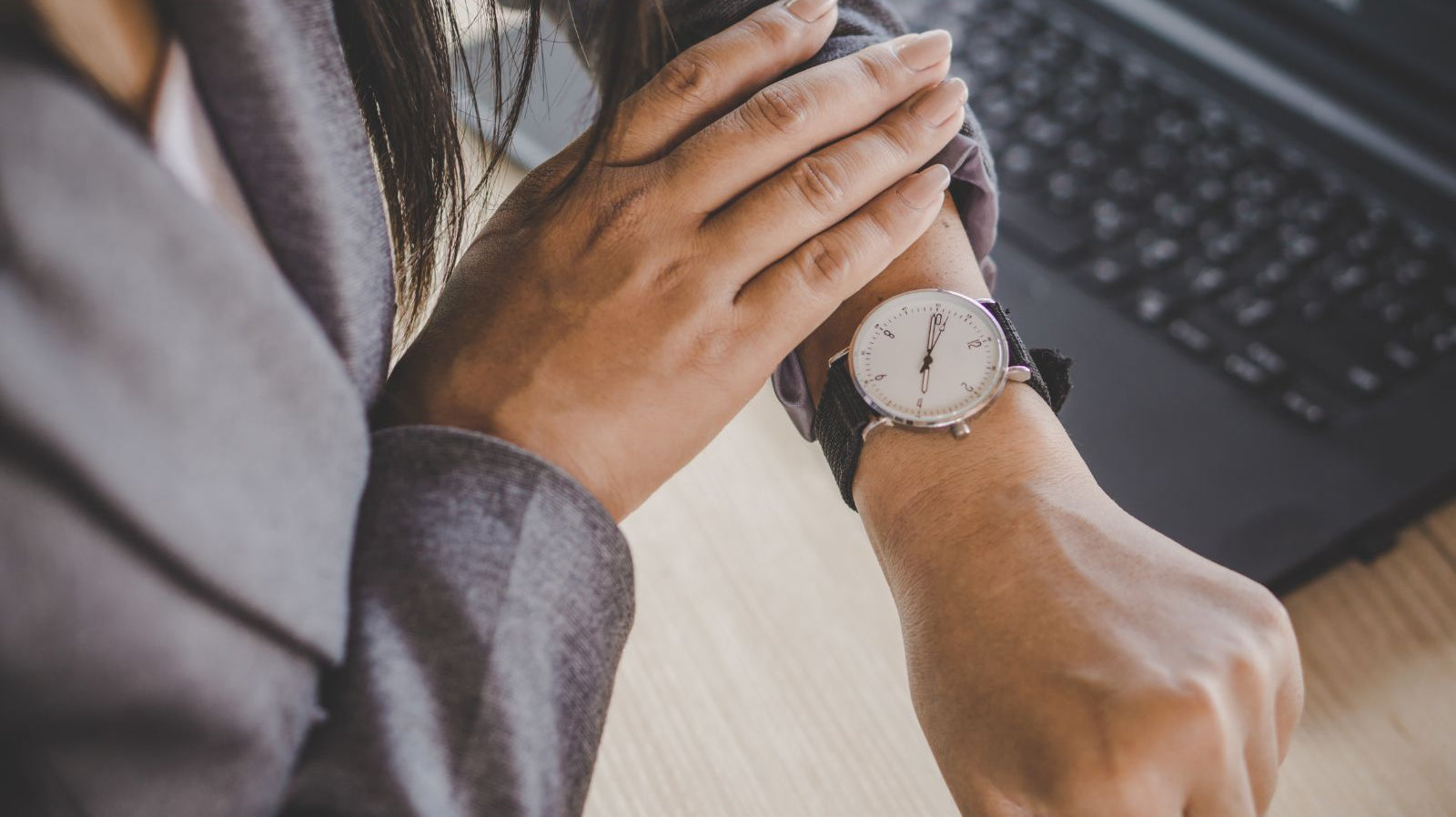 Warum tragen die meisten Menschen ihre Armbanduhr links?