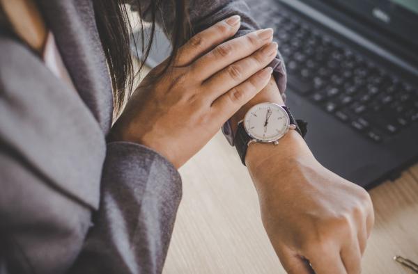 Warum tragen die meisten Menschen ihre Armbanduhr links?